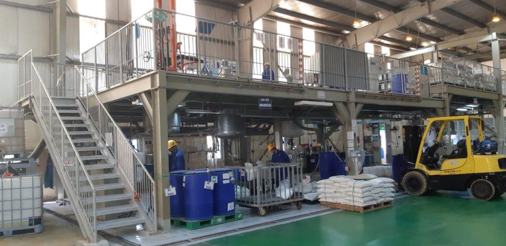 Hóa chất xử lý bề mặt được sản xuất tại nhà máy ở Việt Nam